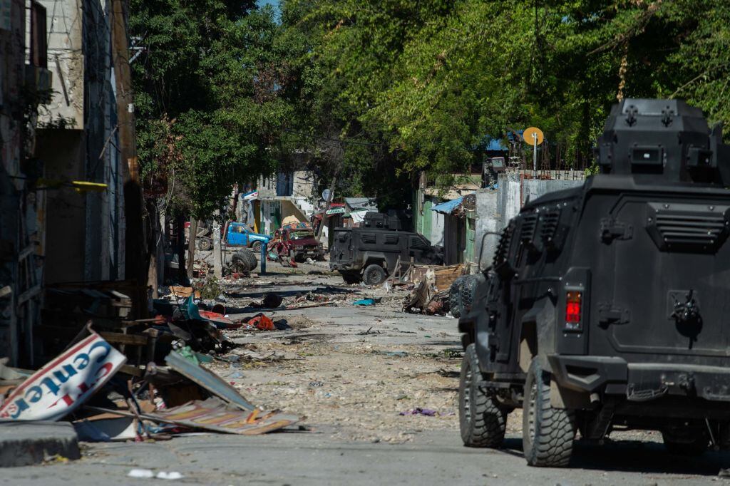 La Policía de Haití avanza en vehículos blindados para enfrentarse a grupos criminales en la ciudad de Puerto Príncipe