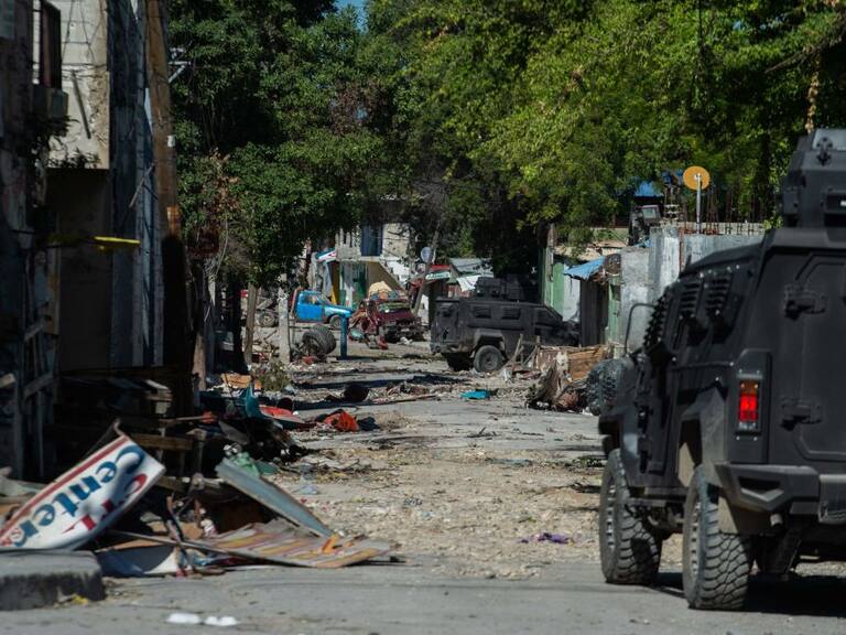 La Policía de Haití avanza en vehículos blindados para enfrentarse a grupos criminales en la ciudad de Puerto Príncipe