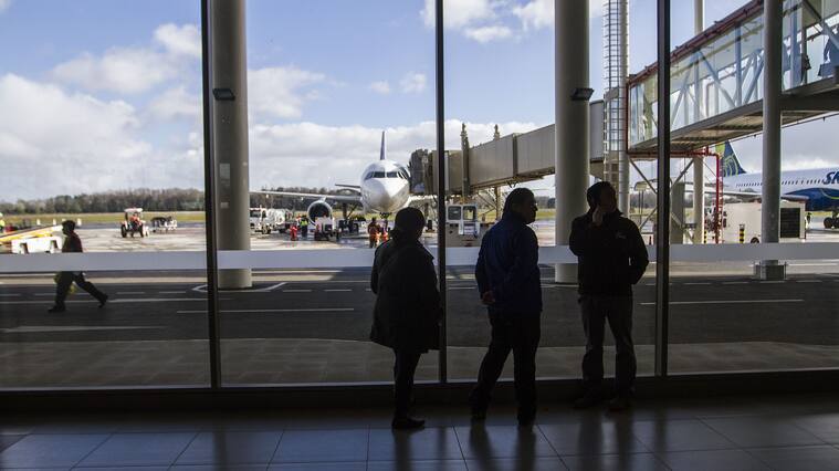 29 Julio de 2014/FREIRE Con el aterrizaje del primer vuelo comercial entró en funciones esta tarde el aeropuerto regional de La Araucanía en la localidad de Quepe, 20 kilómetros al sur de Temuco. En la imagen, tres personas conversan observando el aterrizaje de un avión
FOTO:DAVID CORTES SEREY/AGENCIAUNO
