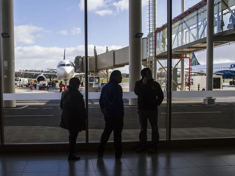 29 Julio de 2014/FREIRE Con el aterrizaje del primer vuelo comercial entró en funciones esta tarde el aeropuerto regional de La Araucanía en la localidad de Quepe, 20 kilómetros al sur de Temuco. En la imagen, tres personas conversan observando el aterrizaje de un avión
FOTO:DAVID CORTES SEREY/AGENCIAUNO