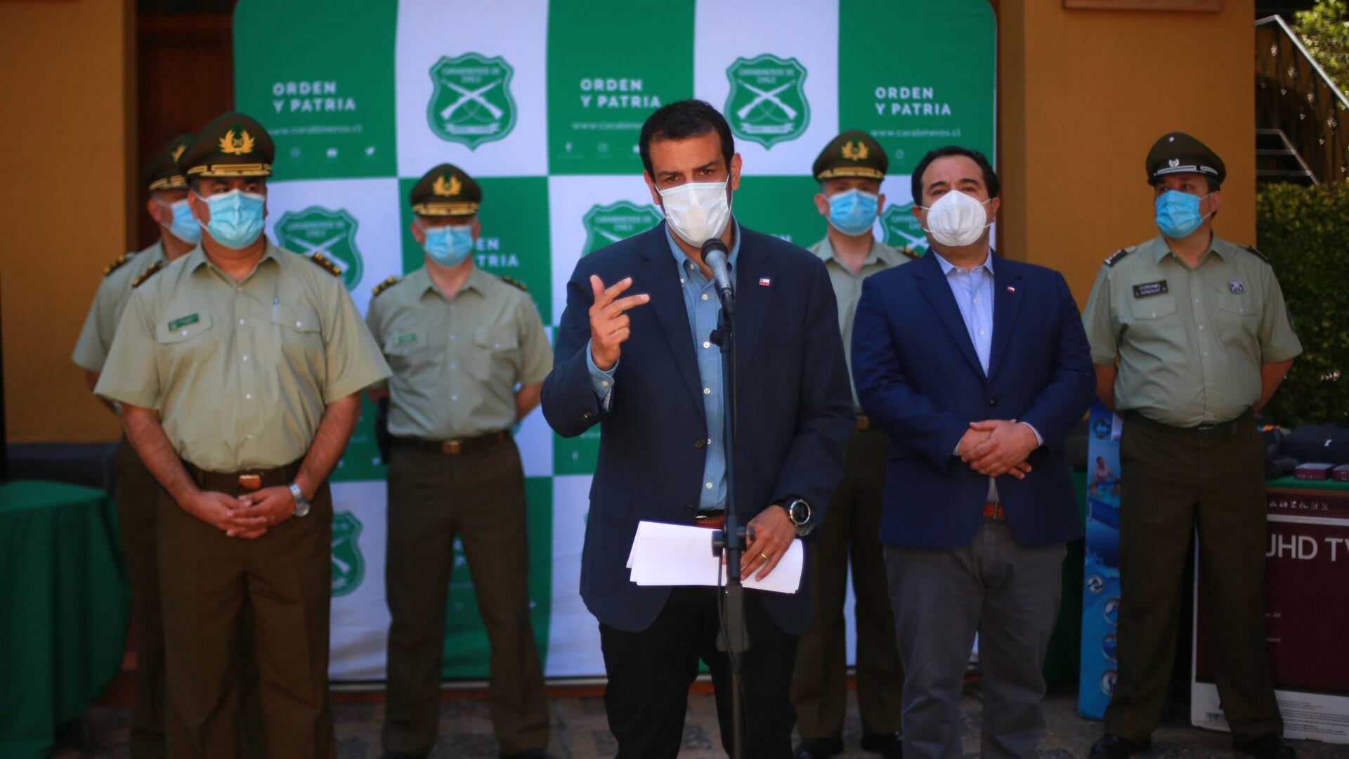 28 de Noviembre del 2020/ SANTIAGOEl ministro del Interior y Seguridad Publica, Rodrigo Delgado, junto al Subsecretario del Interior, Juan Francisco Galli y al Director Nacional de Orden y Seguridad de Carabineros, General Inspector Esteban Díaz Urbina, realizaron balance a nivel nacional de la labor operativa e investigativa de Carabineros. Donde se entregaran antecedente de detenidos, recuperación de especies y evidencias relacionadas a hechos ocurridos durante la jornada del viernes 27 de Noviembre.
Fotos: JOSÉ FRANCISCO ZUÑIGA/ AGENCIAUNO