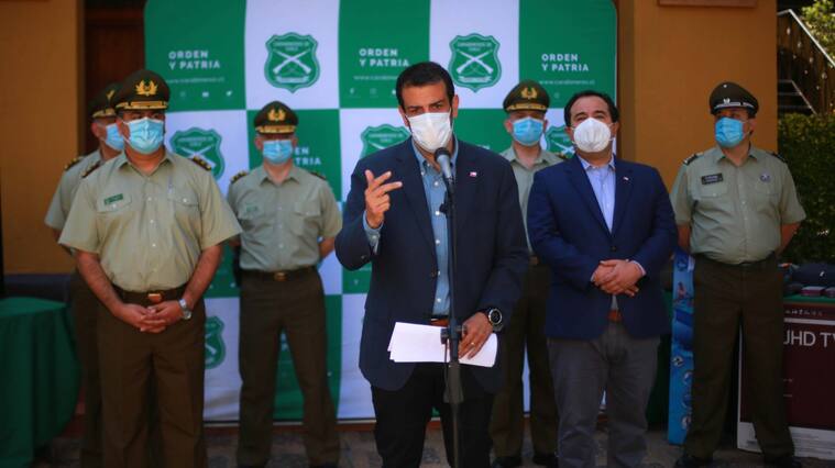 28 de Noviembre del 2020/ SANTIAGOEl ministro del Interior y Seguridad Publica, Rodrigo Delgado, junto al Subsecretario del Interior, Juan Francisco Galli y al Director Nacional de Orden y Seguridad de Carabineros, General Inspector Esteban Díaz Urbina, realizaron balance a nivel nacional de la labor operativa e investigativa de Carabineros. Donde se entregaran antecedente de detenidos, recuperación de especies y evidencias relacionadas a hechos ocurridos durante la jornada del viernes 27 de Noviembre.
Fotos: JOSÉ FRANCISCO ZUÑIGA/ AGENCIAUNO