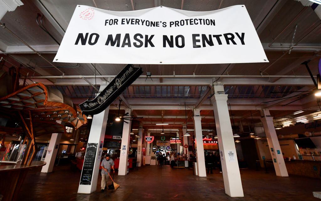 Un mercado advierte la obligatoriedad del uso de mascarilla en Los Angeles