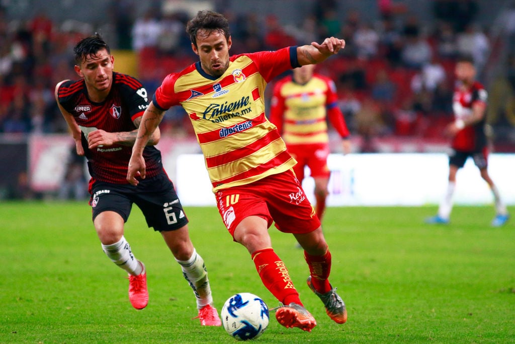 Jorge Valdivia defendiendo a Monarcas en la Liga MX