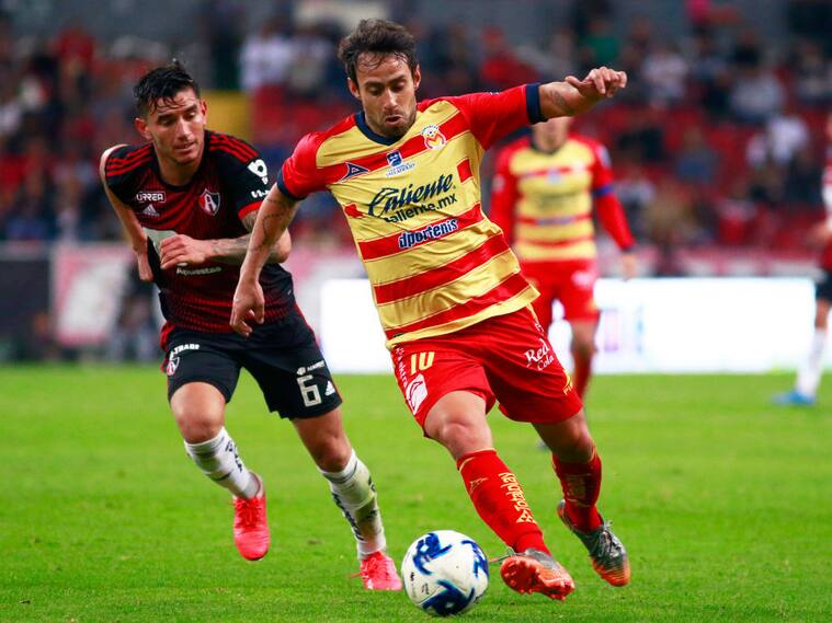 Jorge Valdivia defendiendo a Monarcas en la Liga MX