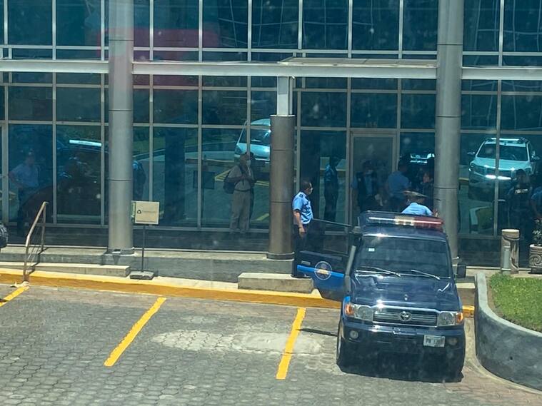 Agentes de la policía registran las oficinas de la revista Confidencial en Managua