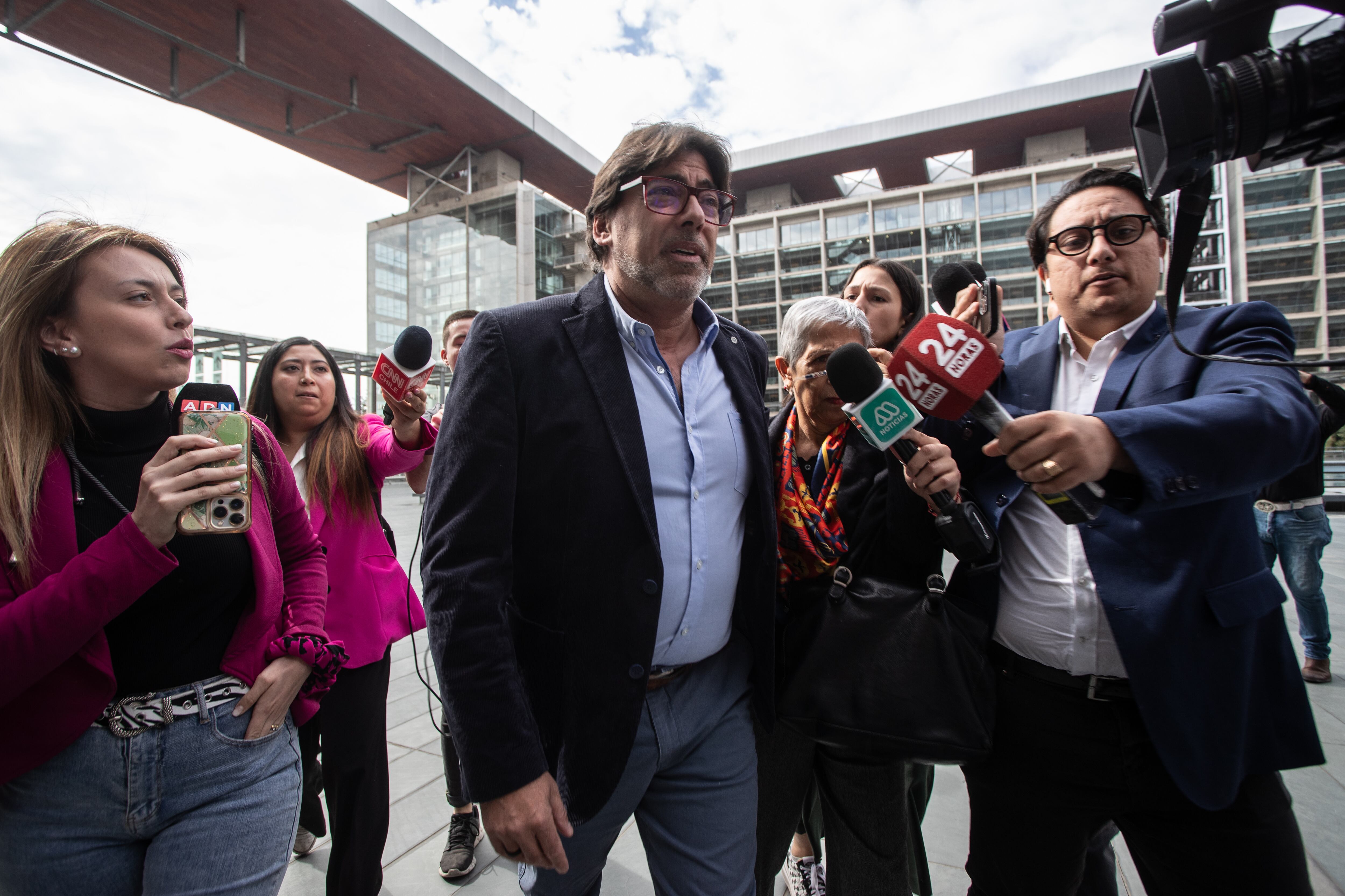 19 de abril 2024 / SANTIAGO
El alcalde de Recoleta, Daniel Jadue, asiste al Centro de Justicia para reclamar por la prohibición de salida del país que tuvo recientemente al intentar viajar hacia Venezuela.
FRANCISCO PAREDES / AGENCIA UNO