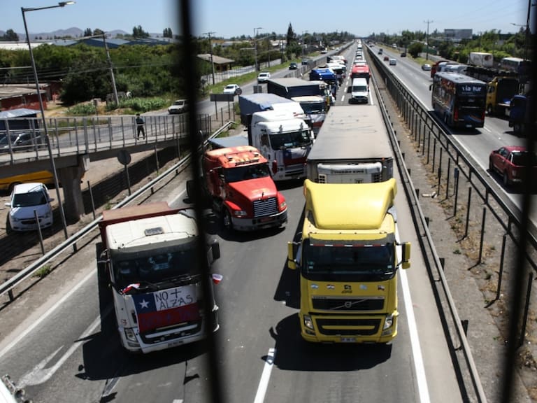 Camioneros del norte mantienen movilización en algunas rutas del país: se reunirán con ministro Marcel este martes