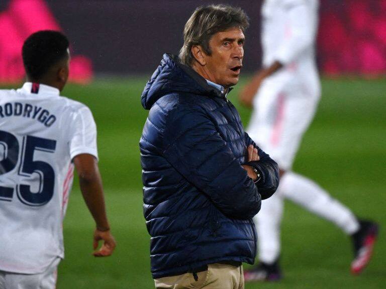 Real Betis' Chilean coach Manuel Pellegrini stands on the sideline during the Spanish League football match between Real Madrid CF and Real Betis at the Alfredo di Stefano stadium in Valdebebas, on the outskirts of Madrid, on April 24, 2021. (Photo by GABRIEL BOUYS / AFP) (Photo by GABRIEL BOUYS/AFP via Getty Images)