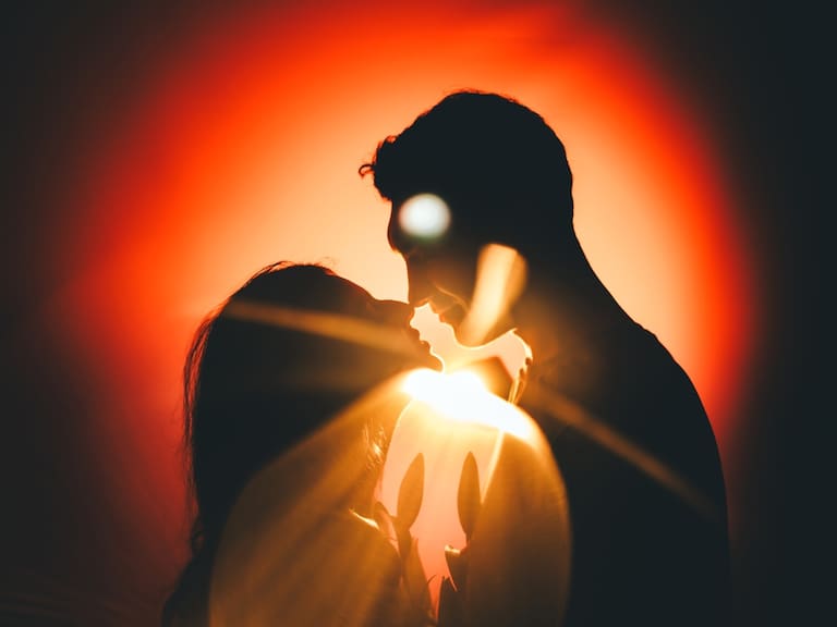 Estos son los ocho gestos corporales que delatan si le gustas a una persona, según experta