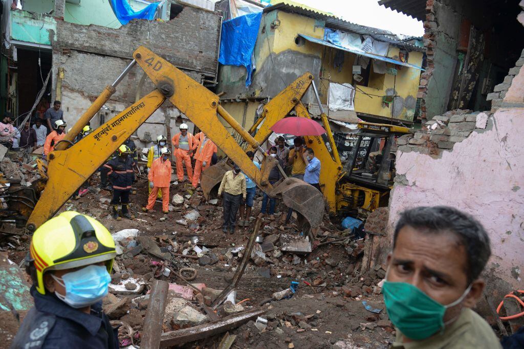 Operativo de rescate por derrumbe de un edificio en Bombay