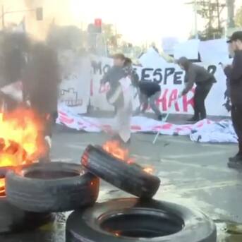 Vecinos realizan barricadas para exigir solución habitacional en La Granja: tránsito se encuentra cortado en principal avenida
