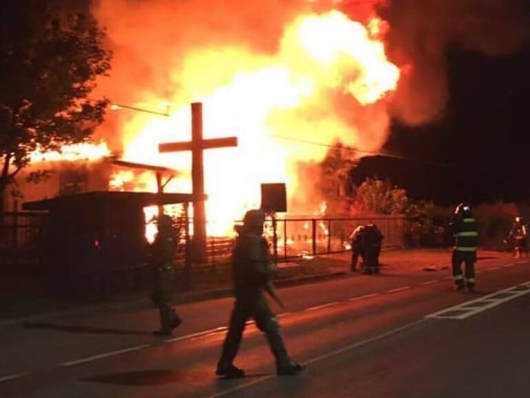 Atentado incendiario en La Araucanía: queman iglesia en Padre Las Casas
