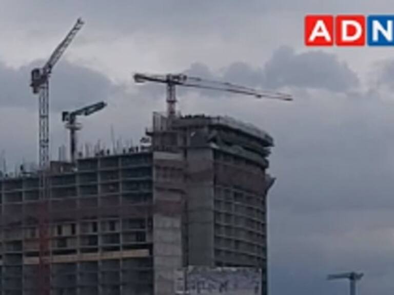 Trabajadores alientan a todo pulmón a Colo Colo mientras construyen un edificio en Macul