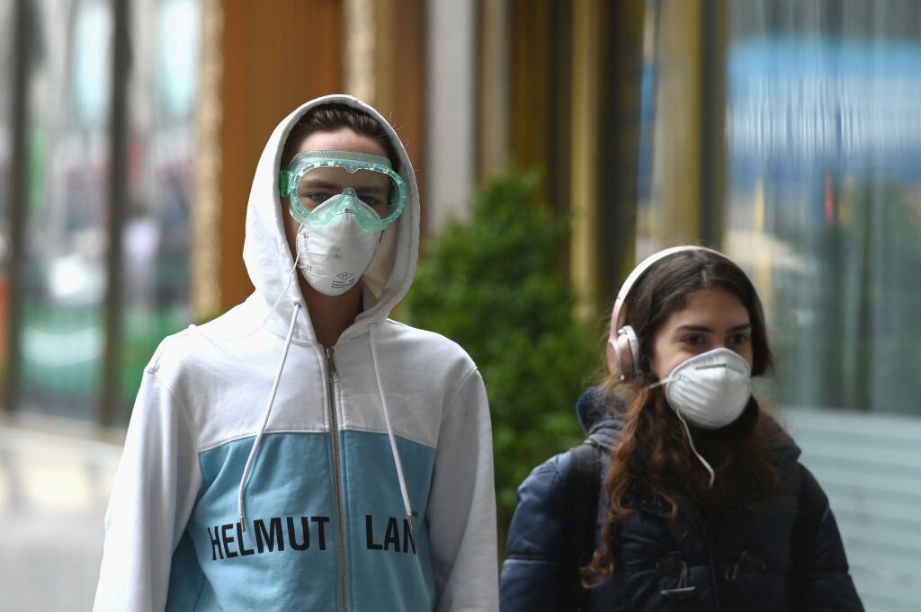 Un par de ciudadanos estadounidenses se desplazan con mascarillas por la ciudad de Nueva York