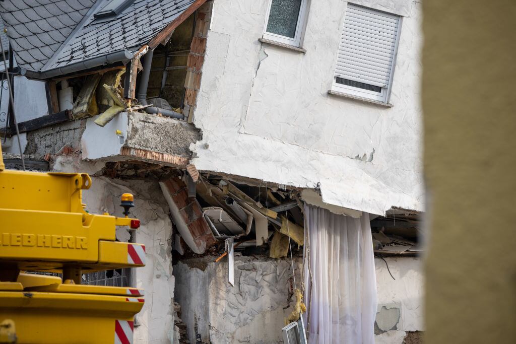 La estructura de un hotel en el municipio de Kröv en Alemania colapsó y se produce un derrumbe parcial que deja al menos una persona muerta.
