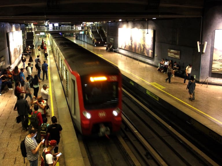 Fiestas Patrias: Metro de Santiago extiende horario de servicio en 19 estaciones