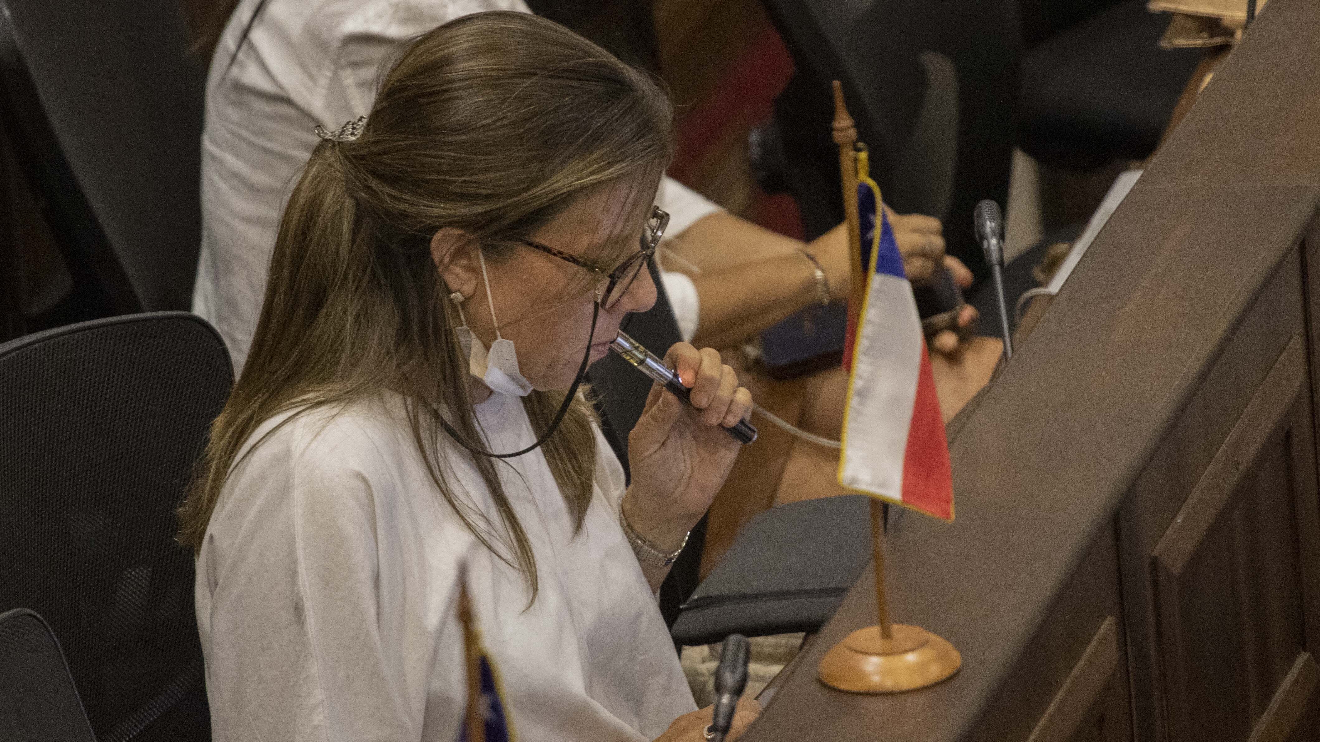 17 de Febrero 2022 / SANTIAGOConstituyente Teresa Marinovic fuma en el pleno de la Convención constitucional en su cuarto día de deliberación y votación de los artículos elaborados por la Comisión de Forma de Estado.
FOTO: LUIS FELIPE ARAYA / AGENCIAUNO