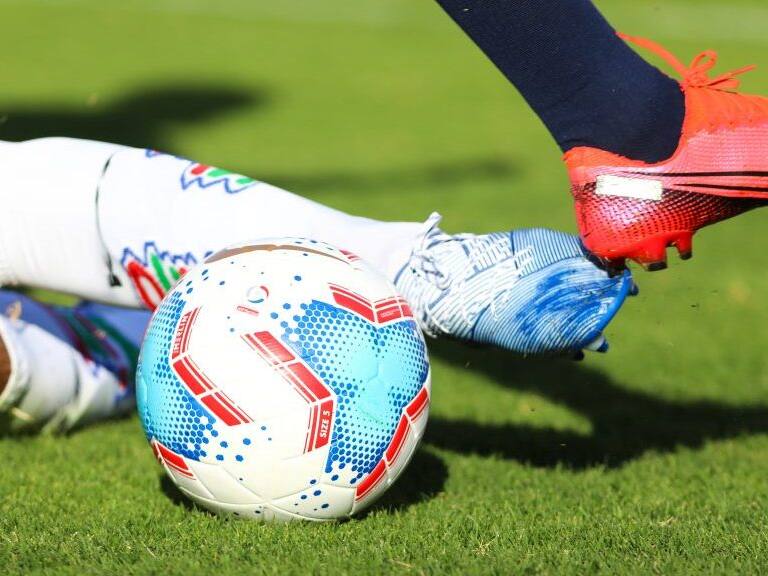 03 DE ENERO DE 2021/SANTIAGOJugadores disputan la pelota, durante el partido valido por vigsimo sptima fecha del Campeonato Nacional AFP PlanVital 2020, entre Universidad de Chile y Universidad de Concepcin, disputado en el Estadio Nacional.
FOTO: SEBASTIAN ORIA/AGENCIAUNO
