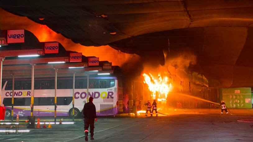 Incendio en terminal de buses de Santiago