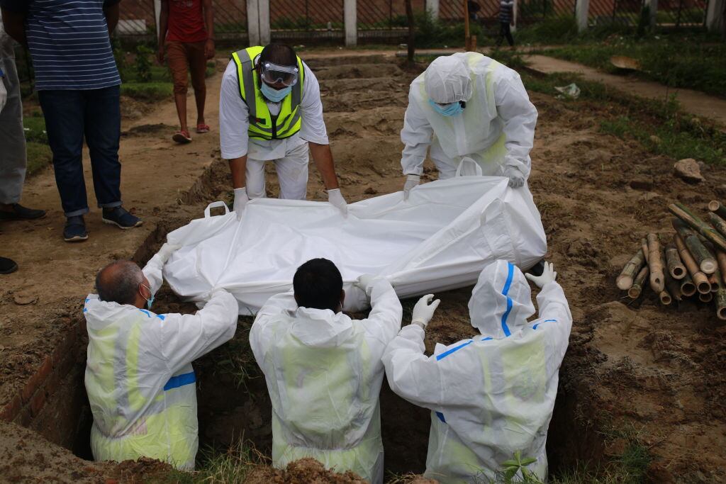 Trabajadores en Dhaka realizan el funeral de una víctima del Covid-19