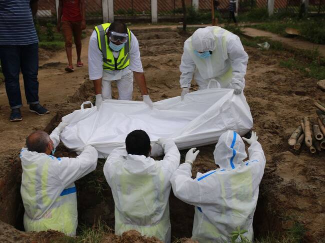 Trabajadores en Dhaka realizan el funeral de una víctima del Covid-19
