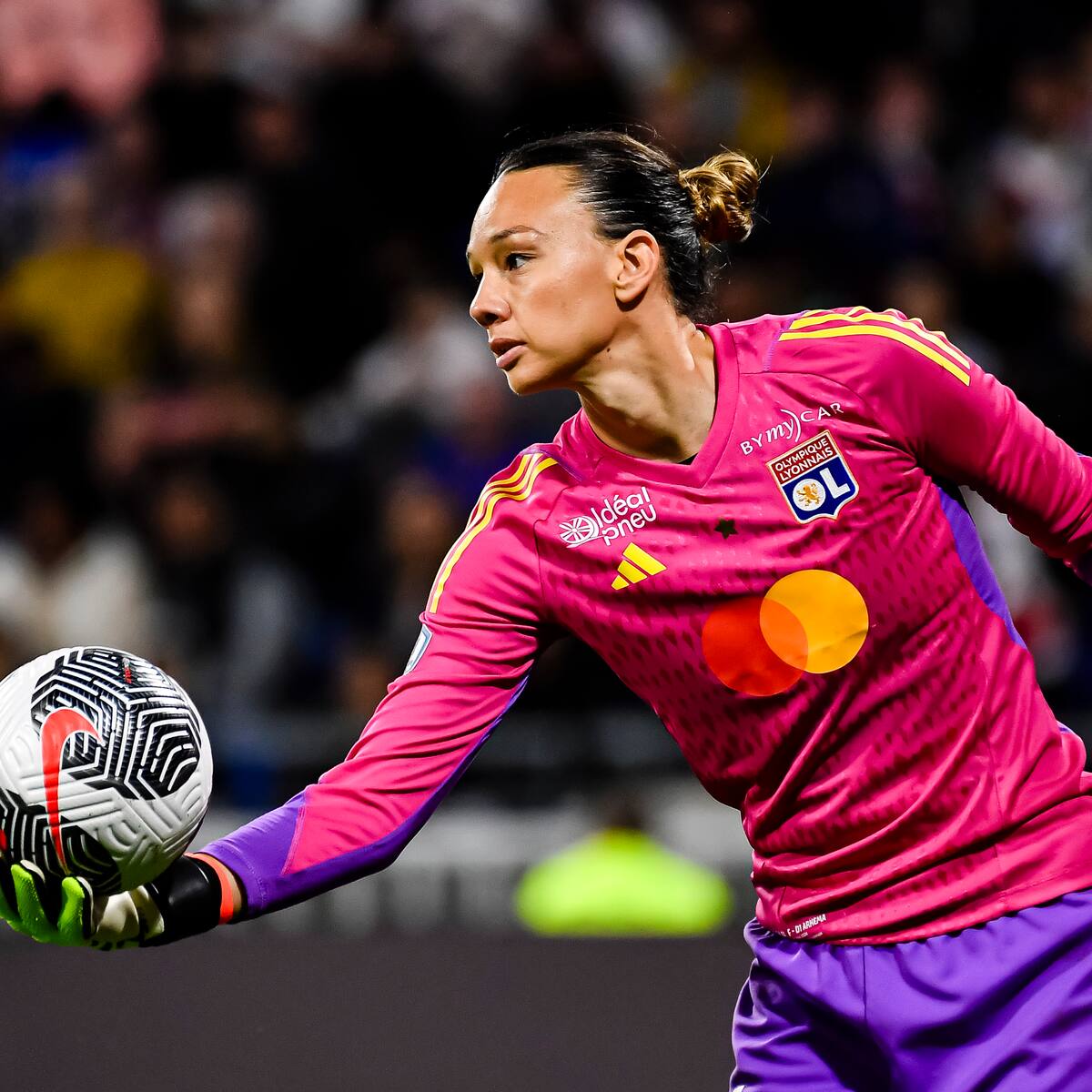 Tiane Endler es nominada al 11 ideal de la temporada en los premios The Best: así puedes votar por la chilena