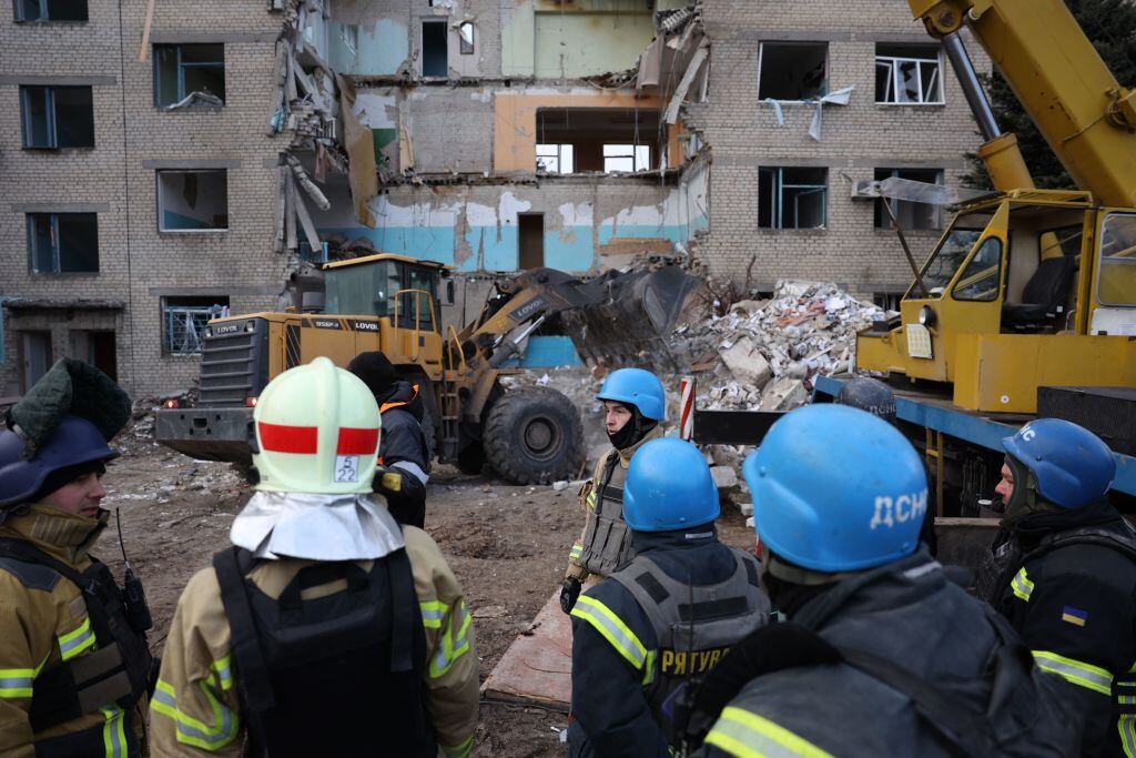 Se trabaja en el resguardo de un edificio atacado en el Donetsk de Ucrania