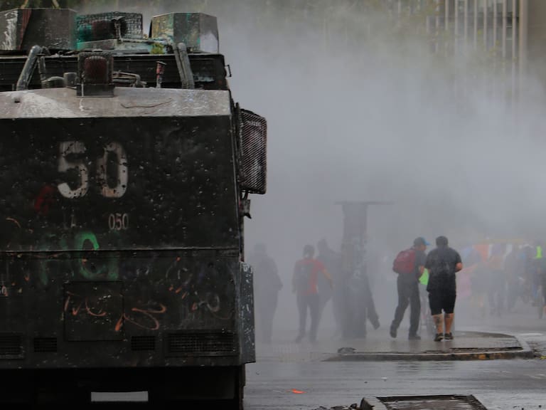 Carro lanza agua Carabineros manifestación