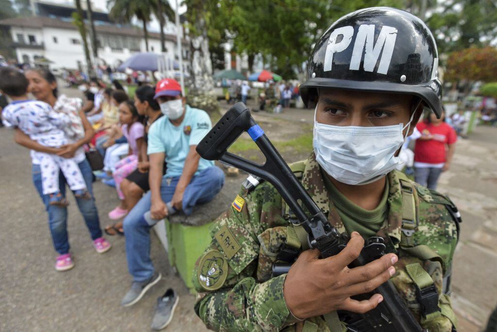 Soldado colombiano vigila localidad del departamento de Putumayo