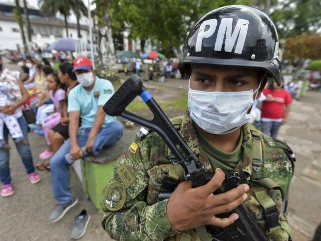 Soldado colombiano vigila localidad del departamento de Putumayo