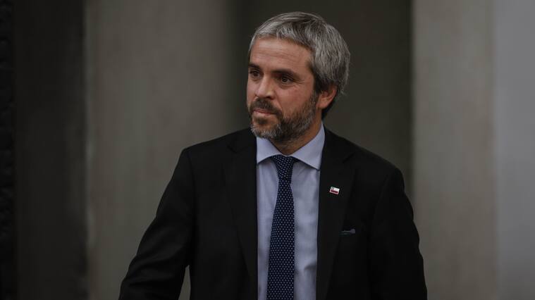 9 de marzo del 2020/SANTIAGOEl ministro del Interior, Gonzalo Blumel, se dirigirse a su despacho, en el Palacio de la Moneda.
FOTO: SEBASTIAN BELTRAN GAETE/AGENCIAUNO