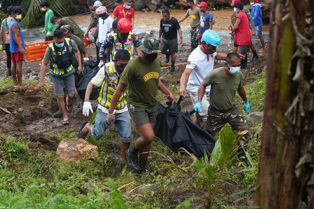 Rescatistas trasladan un cuerpo cerca de la villa Bunga de la ciudad Baybay