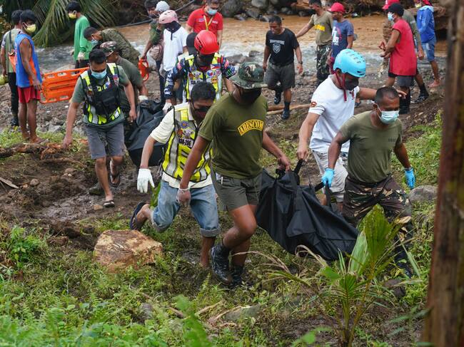 Rescatistas trasladan un cuerpo cerca de la villa Bunga de la ciudad Baybay