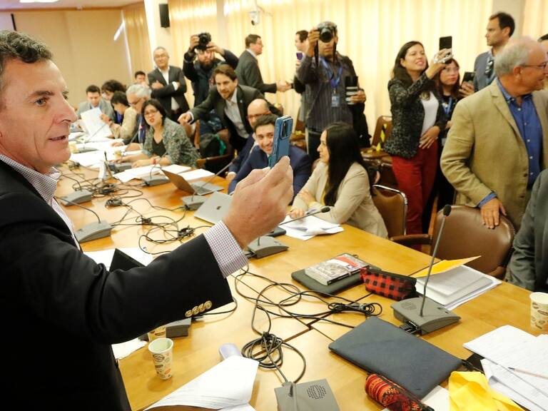Diego Schalper y Gonzalo de la Carrera protagonizan tenso momento en comisión de Constitución