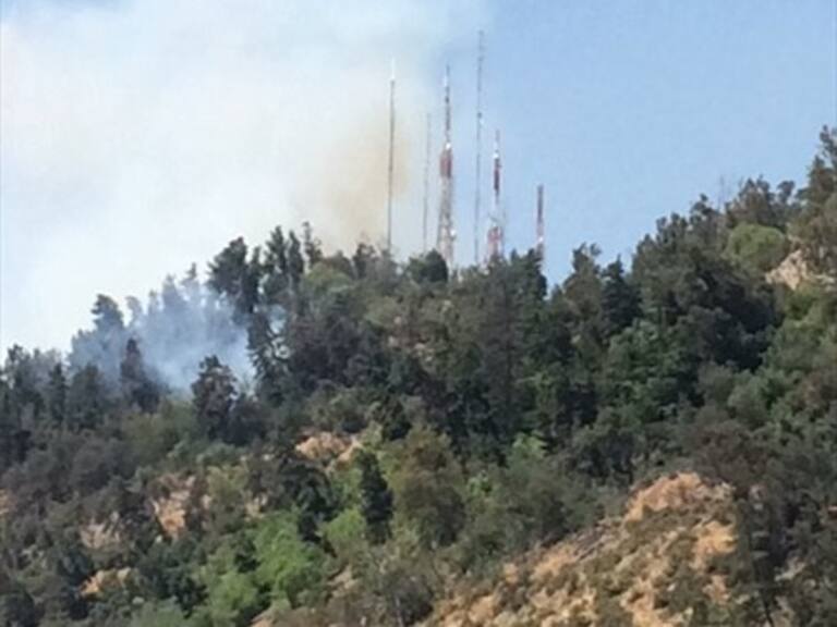 Evacuan el Teleférico por incendio en el cerro San Cristóbal