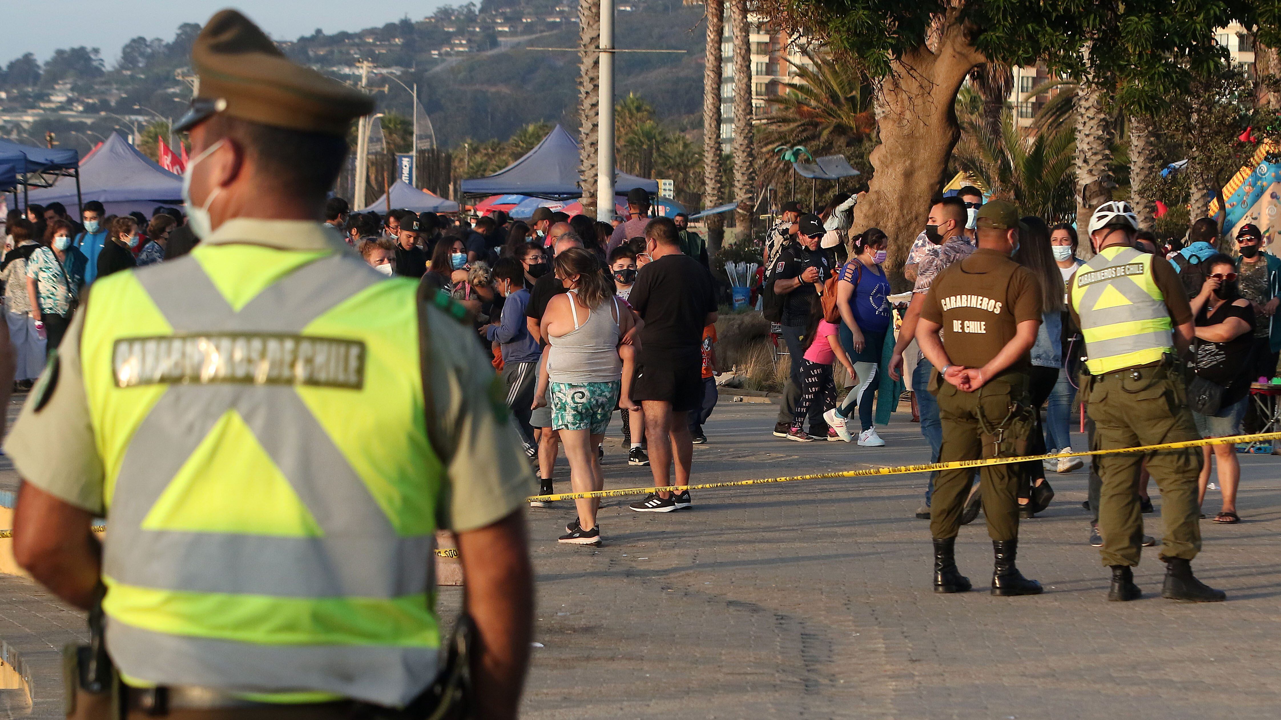 09 DE ENERO DE 2022/VIÑA DEL MARCarabineros trabaja en un baleo a un hombre en la Playa El Sol de Viña del Mar.
FOTO: LEONARDO RUBILAR CHANDIA/AGENCIAUNO