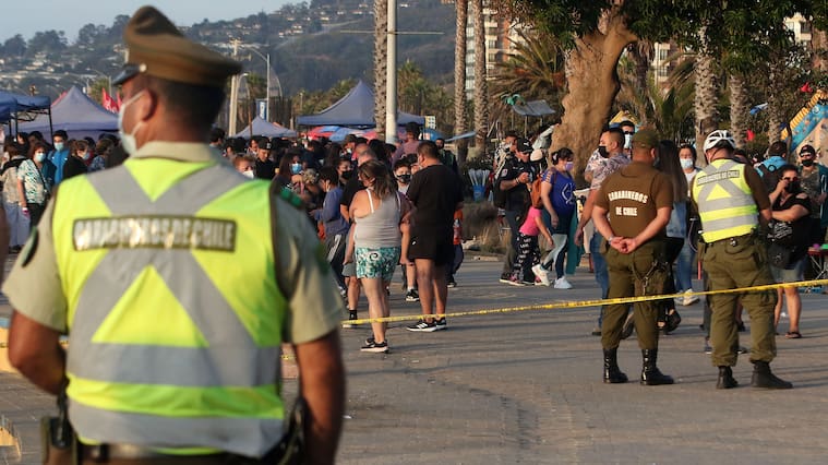09 DE ENERO DE 2022/VIÑA DEL MARCarabineros trabaja en un baleo a un hombre en la Playa El Sol de Viña del Mar.
FOTO: LEONARDO RUBILAR CHANDIA/AGENCIAUNO