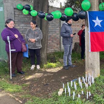 Asesinan a tres carabineros en Cañete: personas se agolpan en comisaría y Escuela de Carabineros para entregar condolencias por muerte de efectivos
