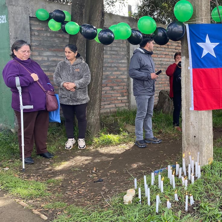 Asesinan a tres carabineros en Cañete: personas se agolpan en comisaría y Escuela de Carabineros para entregar condolencias por muerte de efectivos