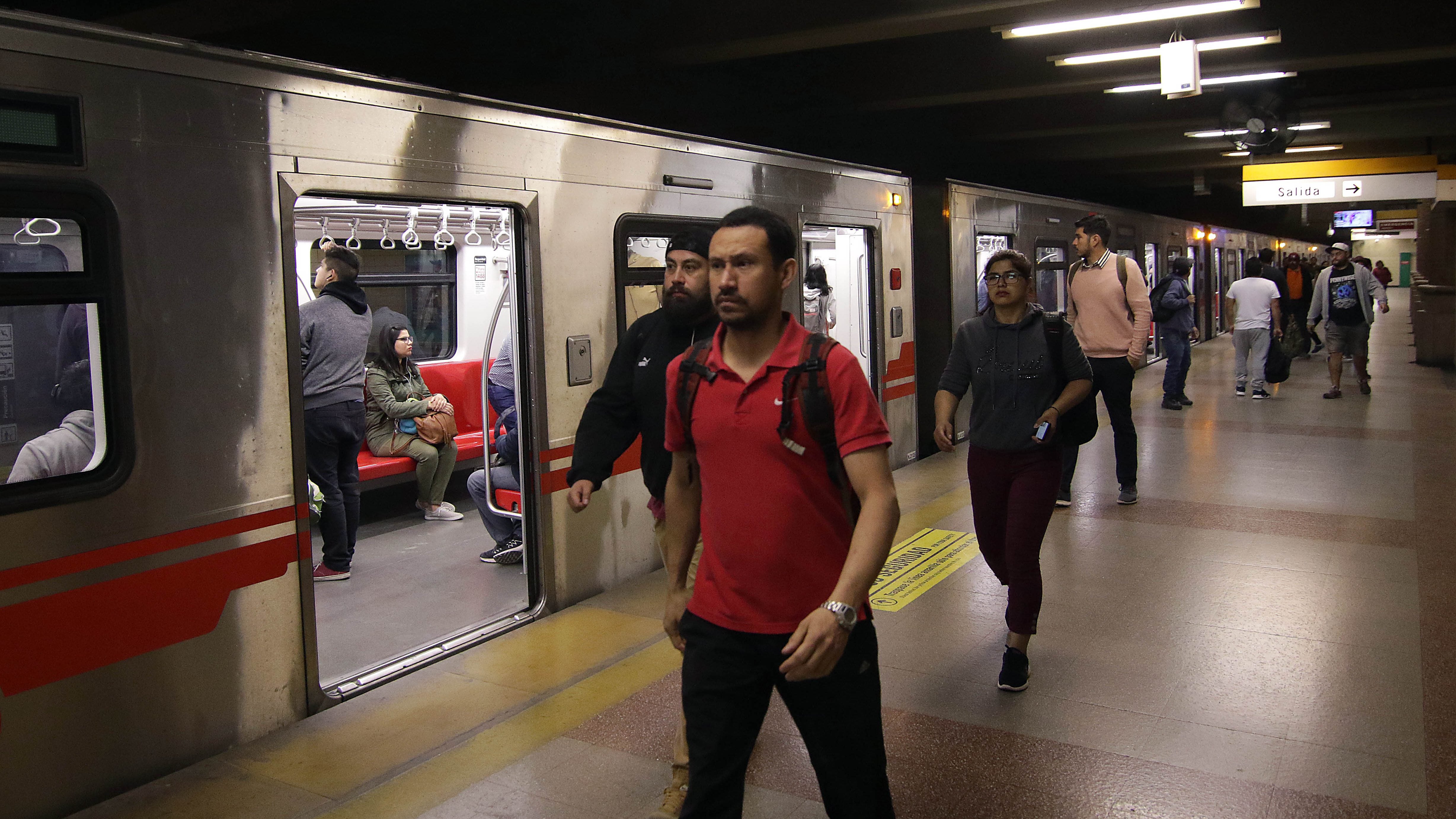 25 DE OCTUBRE DE 2019/SANTIAGOReabren estación Cal y Canto de la linea 2 del metro de Santiago
FOTO: FRANCISCO CASTILLO/AGENCIAUNO