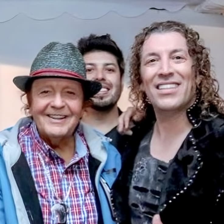 “Mucha pena y dolor”: la terrible muerte que golpea a Leo Rey y al mundo de la música chilena