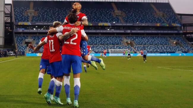 CUIABA, BRAZIL - JUNE 21: Eduardo Vargas of Chile celebrates with teammates Arturo Vidal and Ben Brereton after scoring the first goal of his team during a group A match between Uruguay and Chile as part of Conmebol Copa America Brazil 2021 at Arena Pantanal on June 21, 2021 in Cuiaba, Brazil. (Photo by Miguel Schincariol/Getty Images)