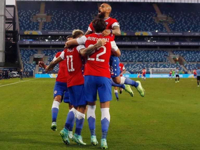 CUIABA, BRAZIL - JUNE 21: Eduardo Vargas of Chile celebrates with teammates Arturo Vidal and Ben Brereton after scoring the first goal of his team during a group A match between Uruguay and Chile as part of Conmebol Copa America Brazil 2021 at Arena Pantanal on June 21, 2021 in Cuiaba, Brazil. (Photo by Miguel Schincariol/Getty Images)