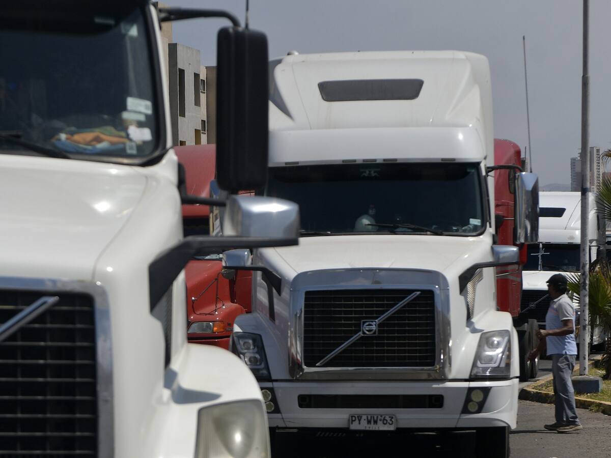 “Compañero, vo soy pulento”: gesto solidario de camionero con bombero de gasolinera se vuelve viral
