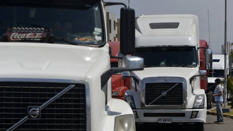 14 de Febrero de 2022 / IQUIQUECamioneros ponen término al bloqueo de rutas al confirmar que las medidas exigidas al Gobierno fueron , en parte, ya implementadas, especialmente las relacionadas con el control de la migración irregular.
FOTO: CRISTIAN VIVERO BOORNES/AGENCIAUNO