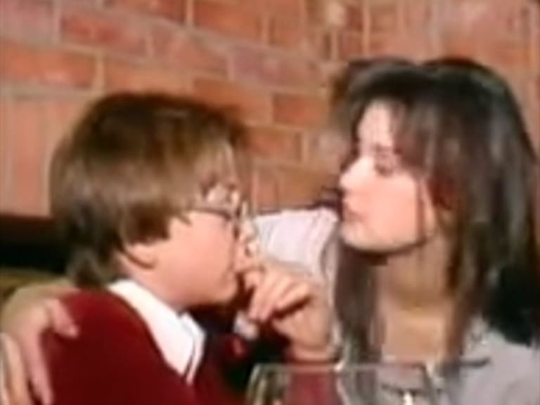 Reflotan video de Demi Moore besando a menor de edad