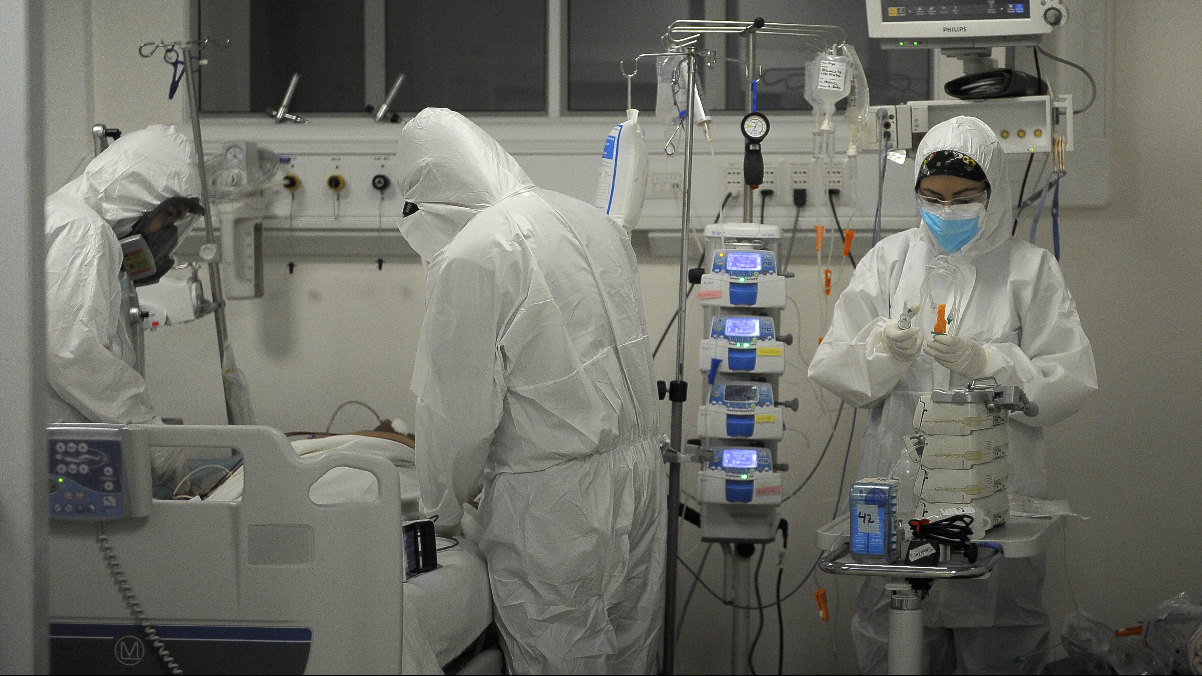 18 de Abril de 2021 / IQUIQUETres pacientes graves por Covid-19, internados en la UCI del Hospital de Iquique, fueron trasladados a Santiago por medio de aviones particulares, debido al desperfecto que sufrió minutos antes del vuelo el avión Hércules de la FACH.
FOTO: CRISTIAN VIVERO BOORNES/AGENCIAUNO