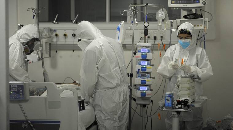 18 de Abril de 2021 / IQUIQUETres pacientes graves por Covid-19, internados en la UCI del Hospital de Iquique, fueron trasladados a Santiago por medio de aviones particulares, debido al desperfecto que sufrió minutos antes del vuelo el avión Hércules de la FACH.
FOTO: CRISTIAN VIVERO BOORNES/AGENCIAUNO