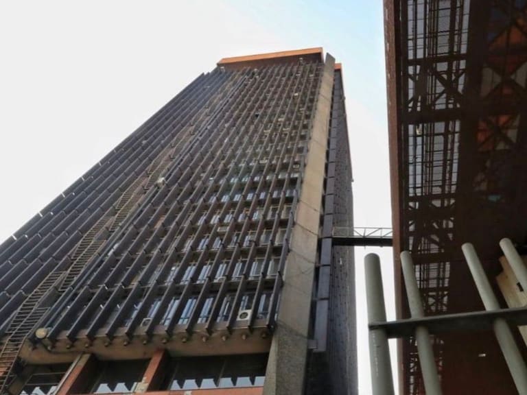 Lleva más de 5 años abandonado: el edificio de Santiago que le cuesta al Estado más de $130 millones anuales